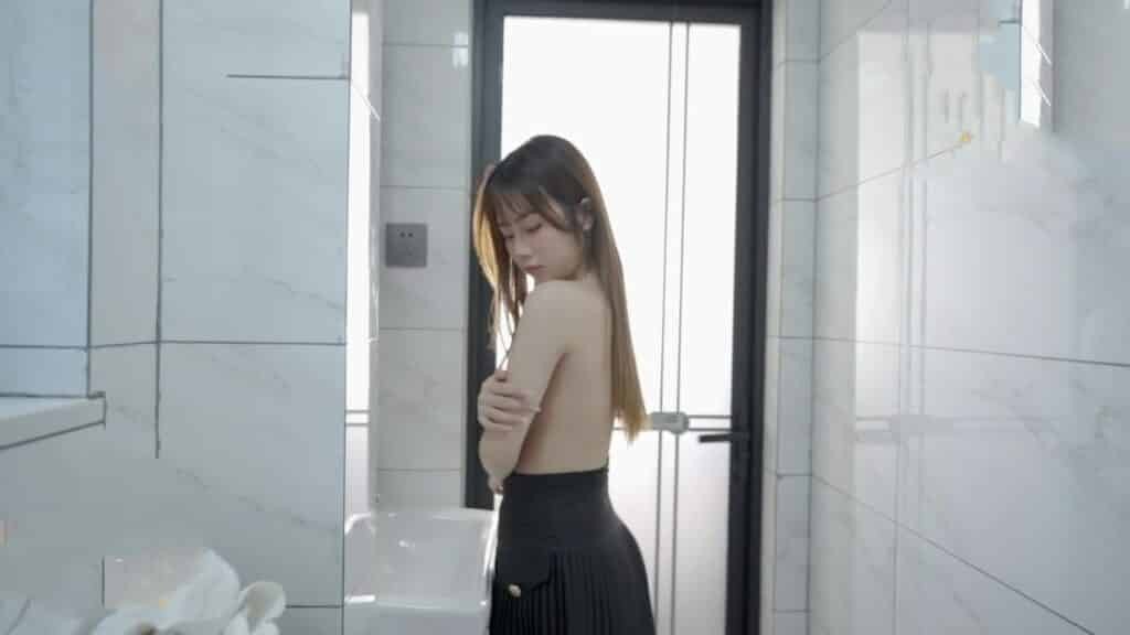 Cậu em trai dâm đãng trộm nhìn chị gái tắm khi bố mẹ vắng nhà