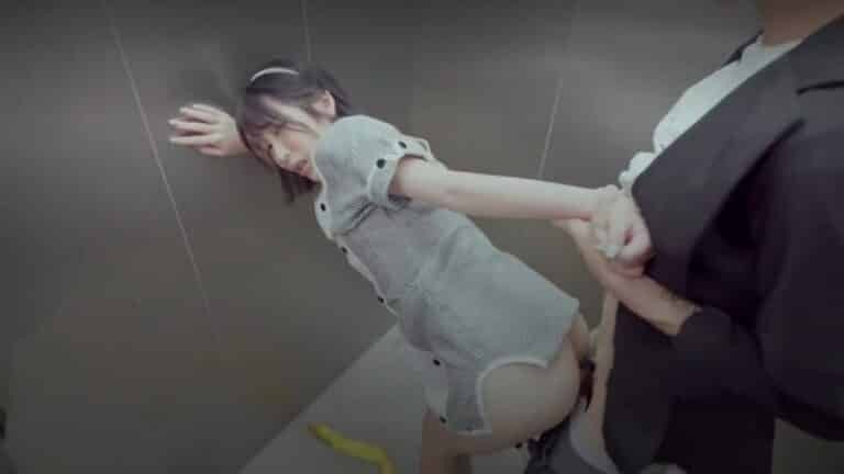 Đụ em giúp việc xinh xắn trong thang máy chung cư